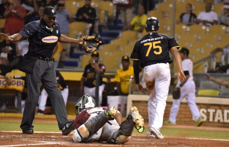 Águilas doblegan a Gigantes y se mantienen con vida