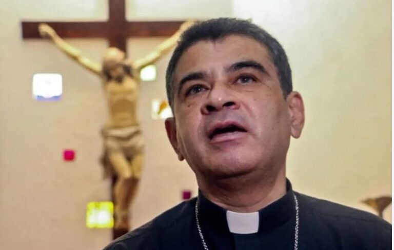Expulsan de Nicaragua al obispo Rolando Álvarez y a quince sacerdotes que van al Vaticano