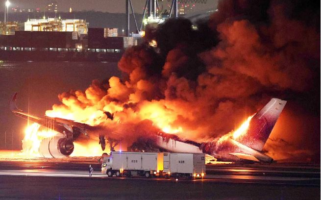 Al menos 400 pasajeros escapan de un avión que se incendió al aterrizar en el aeropuerto de Tokio