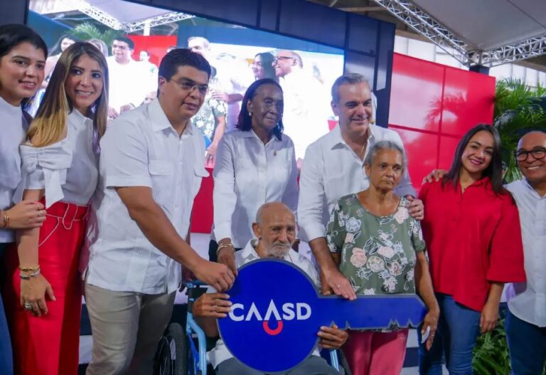 Presidente Abinader y Fellito Suberví, inauguran complejo habitacional en La Zurza