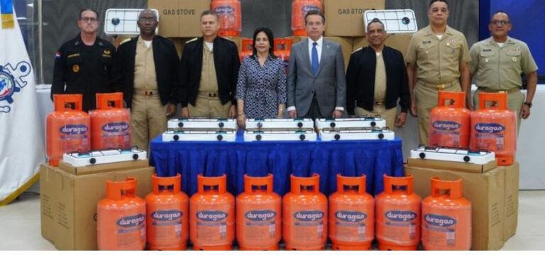 MICM entrega 300 estufas y tanques de gas a la Asociación de Esposas de Oficiales de la Armada de la República Dominicana