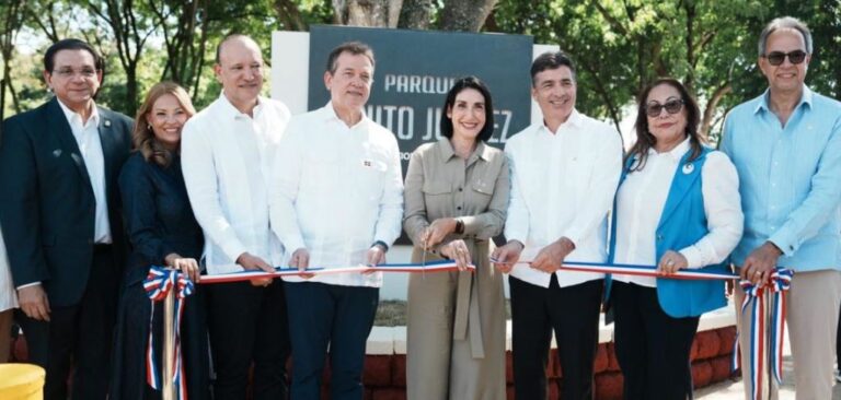 La Primera Dama, Banco Popular, MICM y la Alcaldía de Santiago remozan parque Benito Juárez