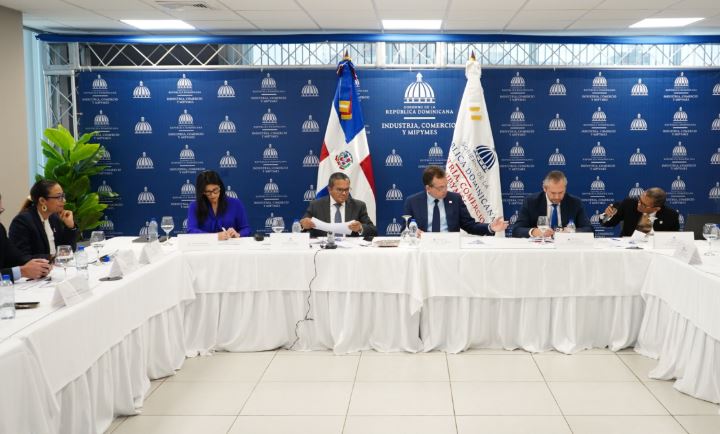 CNZFE aprueba instalación de 10 nuevas empresas en zonas francas; generarán 926 empleos directos con inversión de RD 972.7 millones