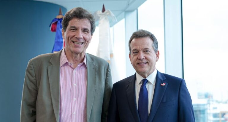 Ministro Víctor Bisonó recibe visita del subsecretario de Estado de EE. UU., José W. Fernández