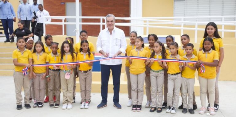 Presidente Abinader inaugura, en Santiago, el remozamiento y ampliación del área de Emergencia del Hospital de Tamboril, una escuela, un techado y el asfaltado de varias calles